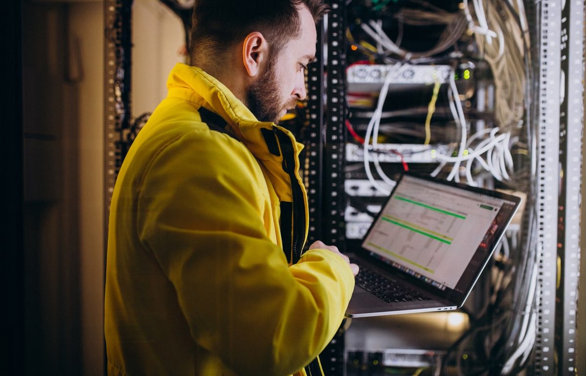 young-man-engineer-making-program-analyses (3)-min